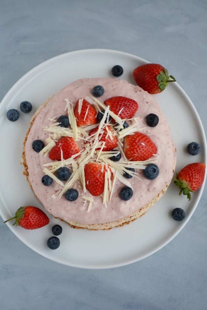 Christianshavnerkage med hasselnøddebund og jordbærmousse