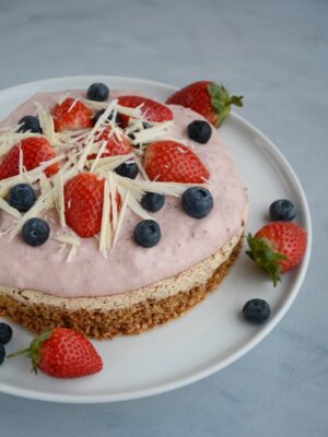 Christianshavnertærte med jordbærmousse, hasselnøddebund og friske bær