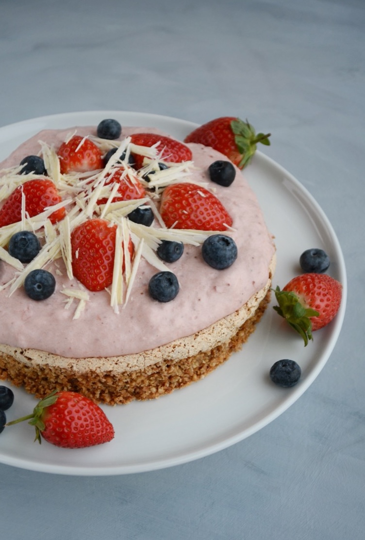 Christianshavnertærte med jordbærmousse, hasselnøddebund og friske bær