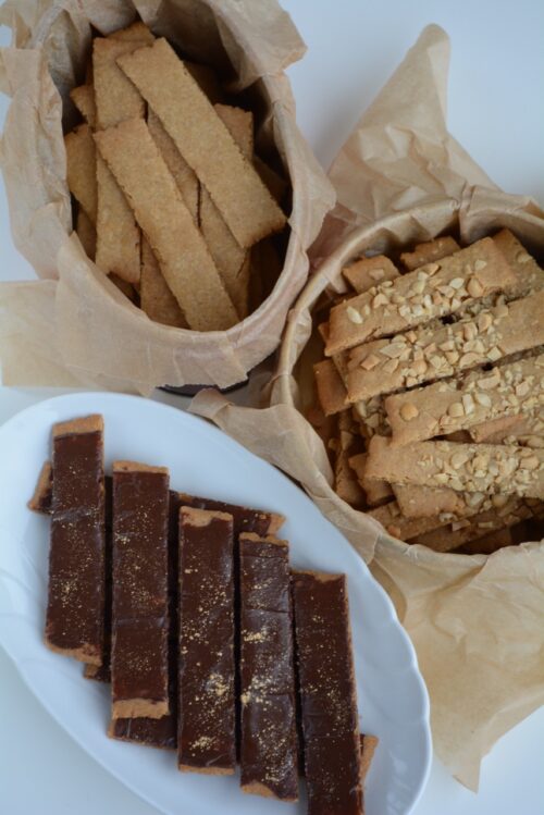 Karamelsmåkager med peanuts og chokolade