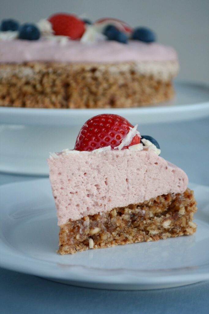 Christianshavnertærte med jordbærmousse og hasselnøddebund