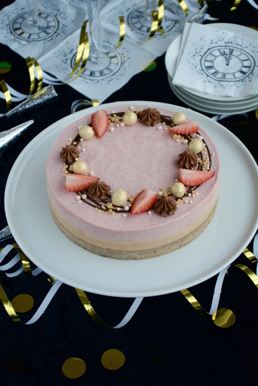 Nytårskage - Banankage med Dumleganache og jordbærmousse