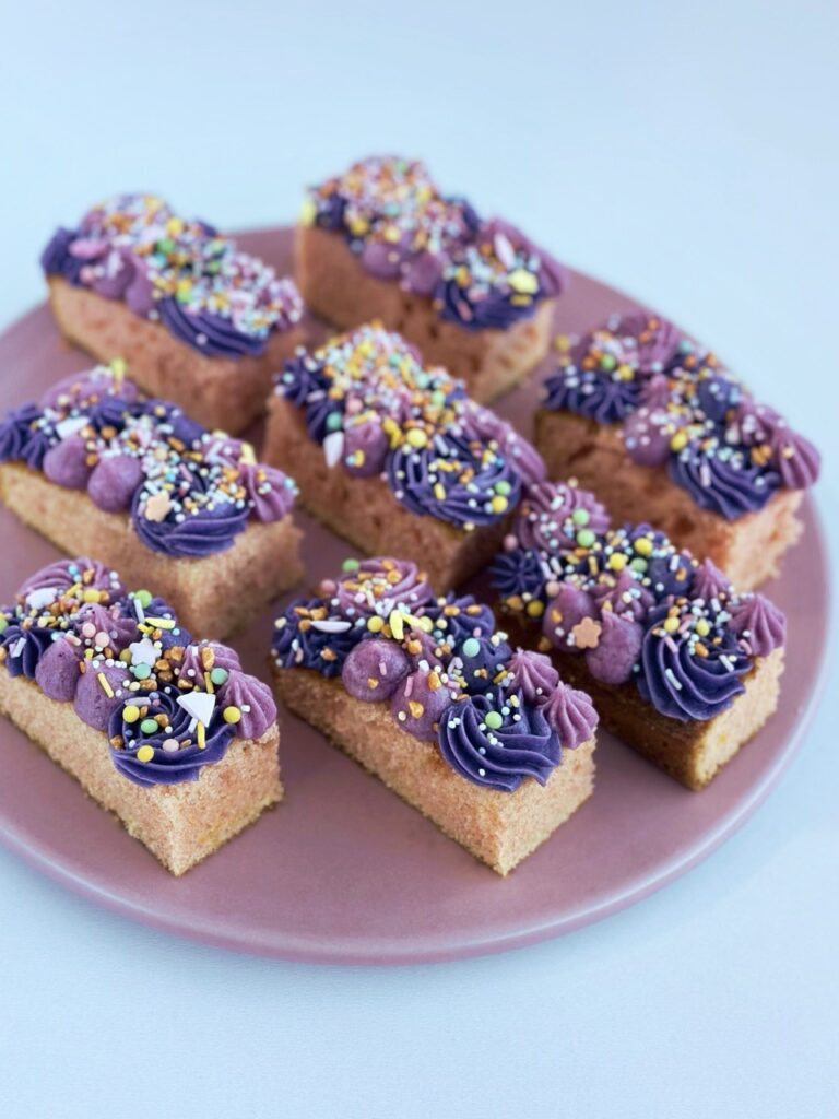 Kagerester fra enhjørningkagen med smørcreme og krymmel